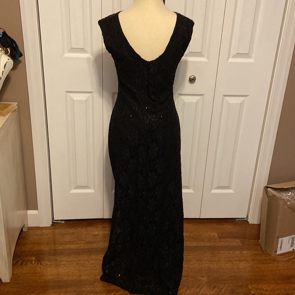 Black lace gown with scattered sequins size 6 - Picture 5 of 9